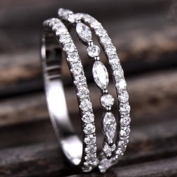 Jewelry - HALO 4.1 CT 925 STERLING SILVER DIAMOND RING, CUTE RING, SHINY RING.